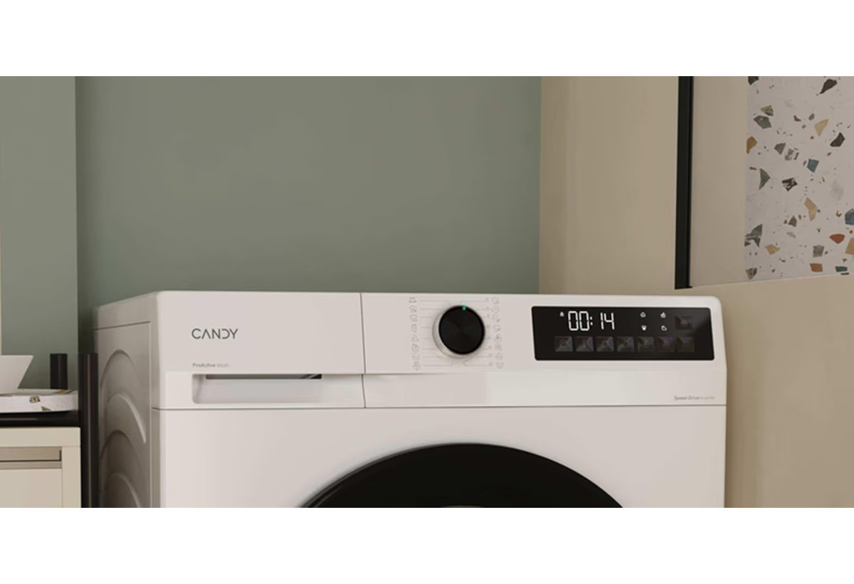 Απεικονίζεται κοντινό στον διακόπτη και την οθόνη LED του πλυντηρίου.